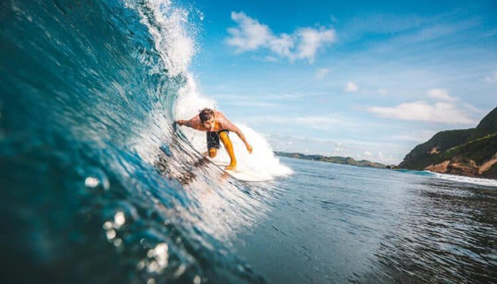 surfing di pantai gerupuk